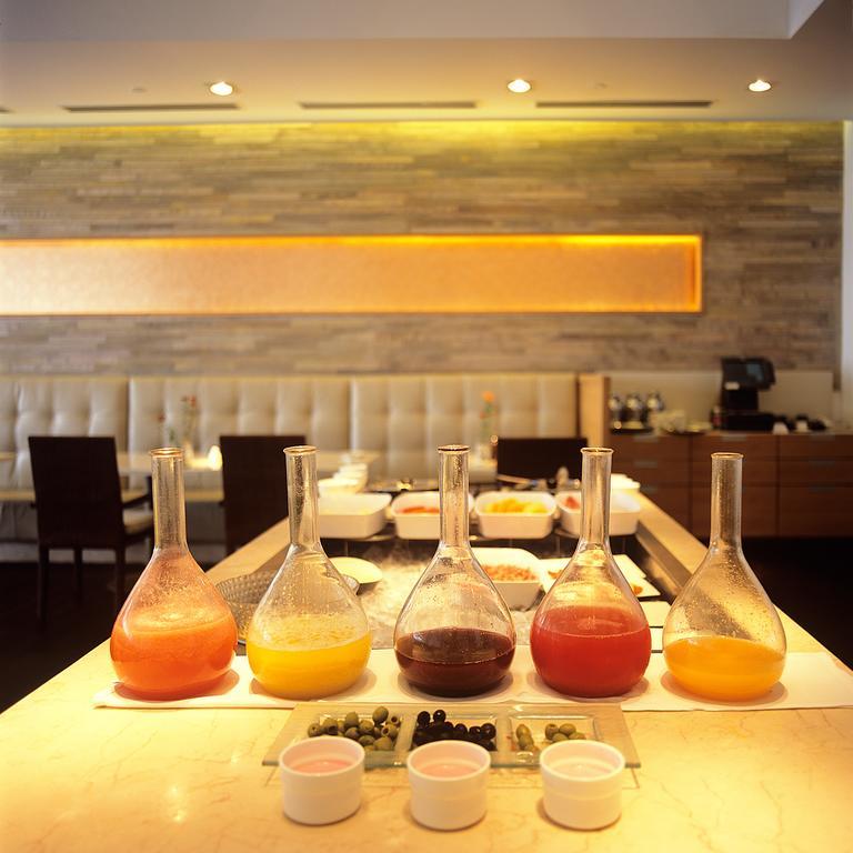 Trident Chennai Hotel Ngoại thất bức ảnh A selection of juices at a buffet