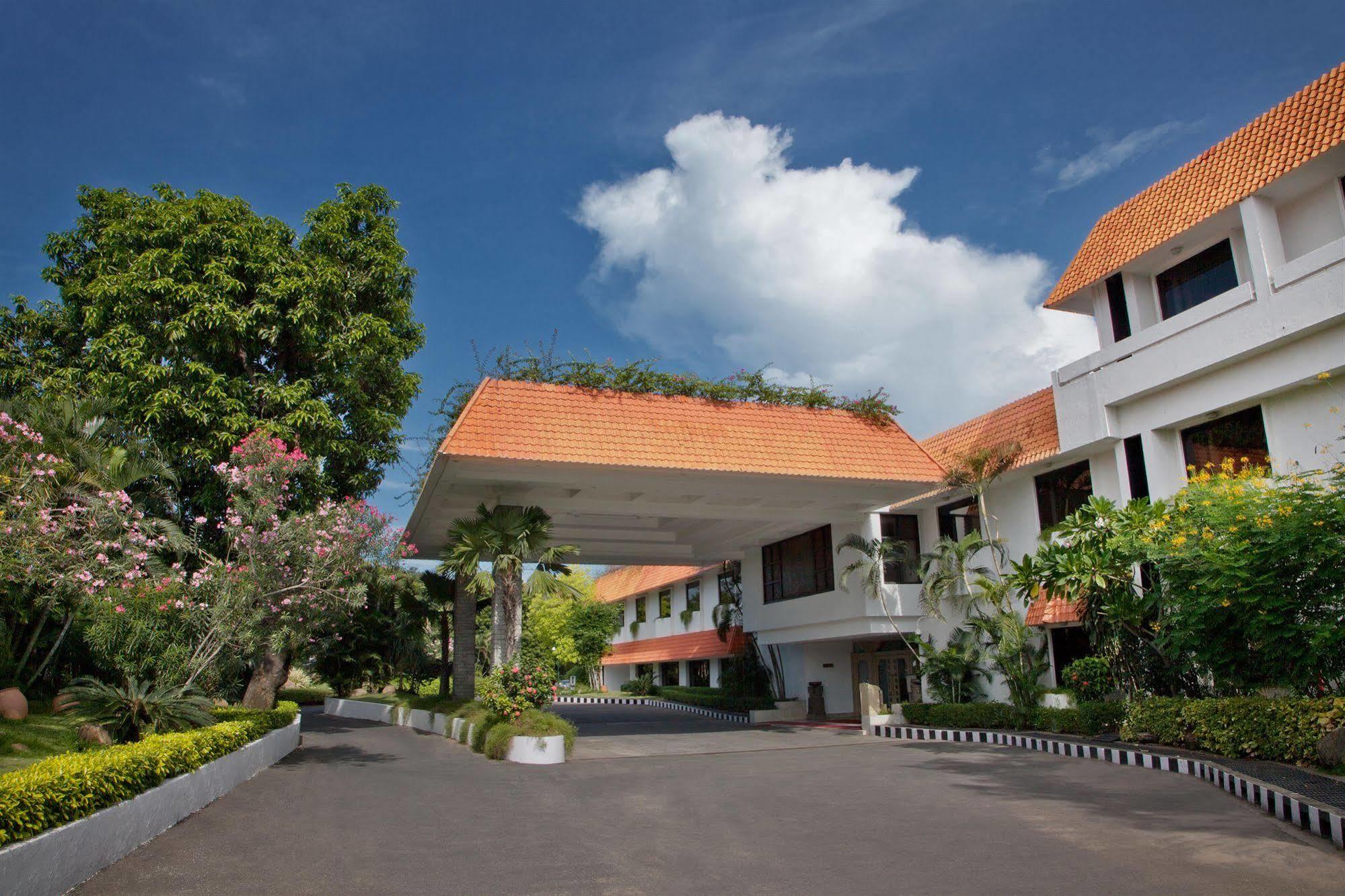Trident Chennai Hotel Ngoại thất bức ảnh The main building of the university