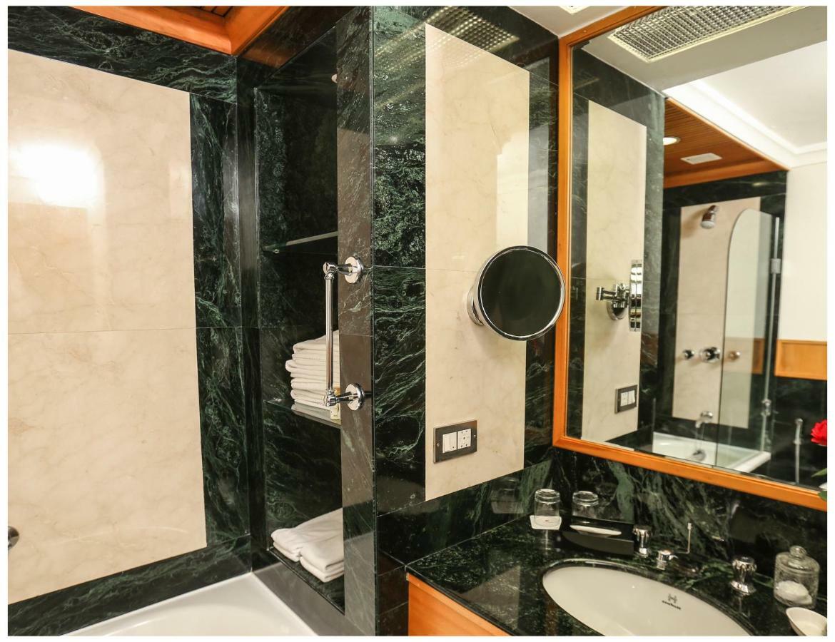 Trident Chennai Hotel Ngoại thất bức ảnh Bathroom